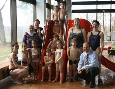 Schwimmgruppe mit der Stifterin 
                und der Kuratoriumsvorsitzenden